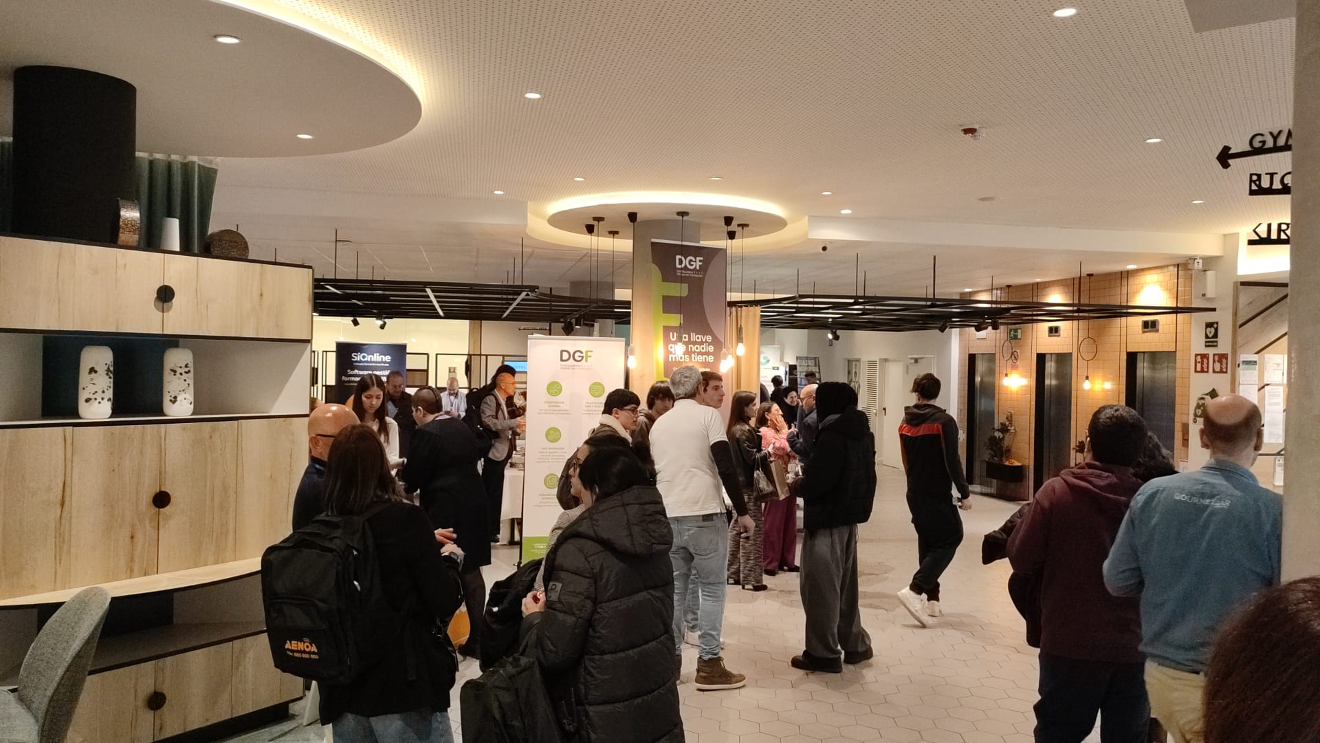 Alumnos SMR CEPCVE Formación Profesional oficial en Madrid en Congreso AENOA