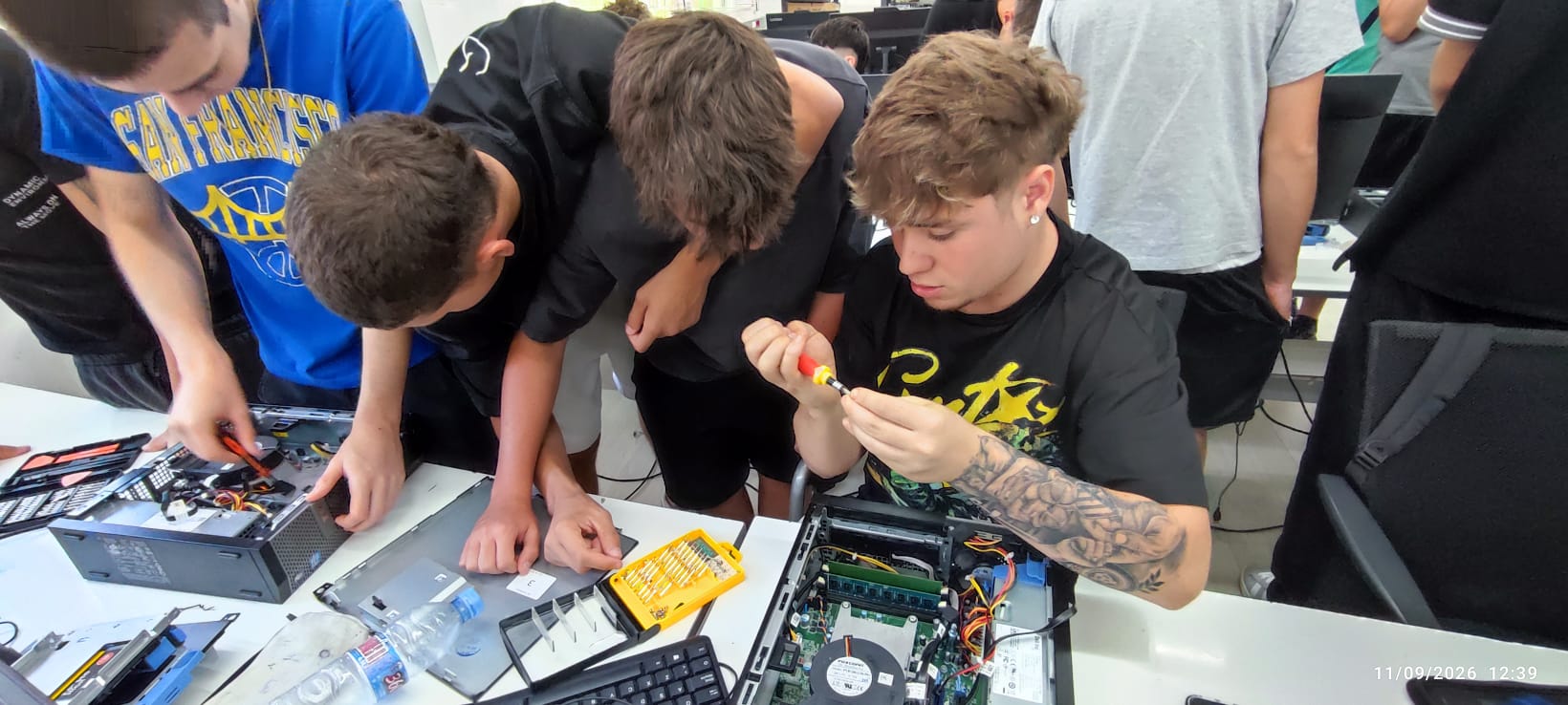 Estudiante de FP de informática usando destornillador en placa base en CEP CVE Madrid