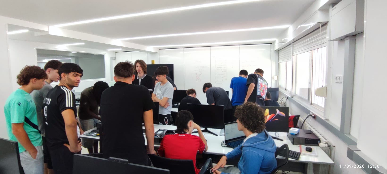 Alumnos de grado medio SMR colaborando en taller práctico de sistemas microinformáticos